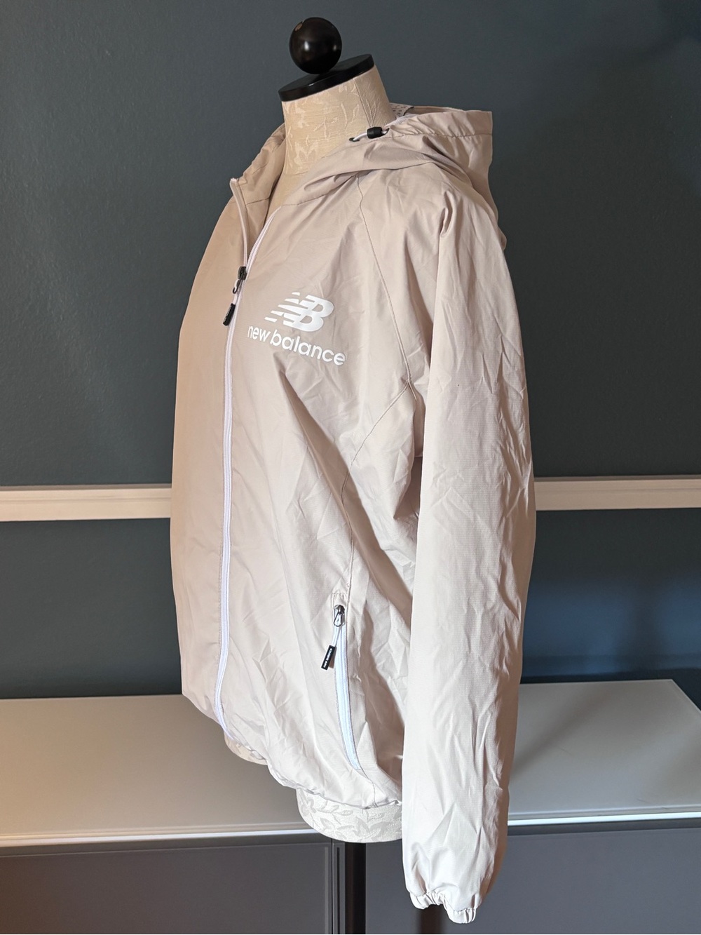 New Balance Women’s XL Cream Beige Hooded Windbreaker Jacket Lightweight - Picture 3 of 8
